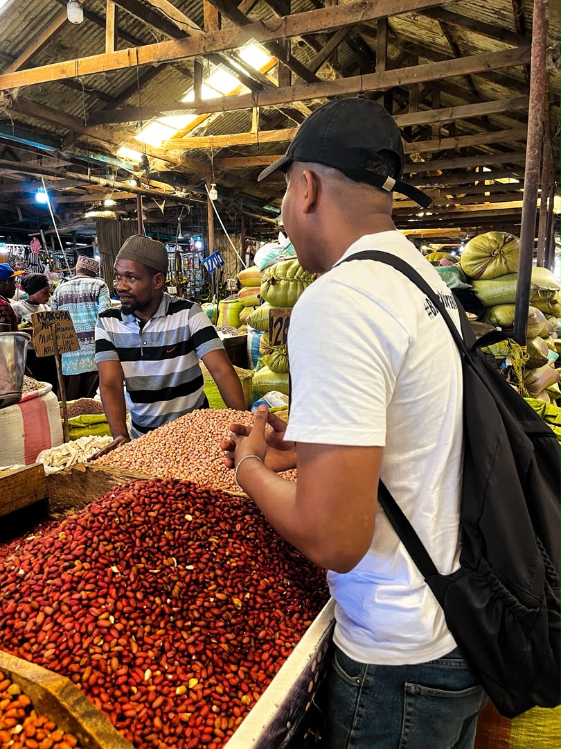 Timu ya AfyaTrust ikizungumza na mfanyabiashara sokoni Kariakoo